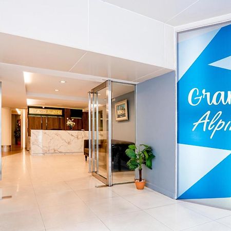 Grand Alpine Hotel Банкок Екстериор снимка