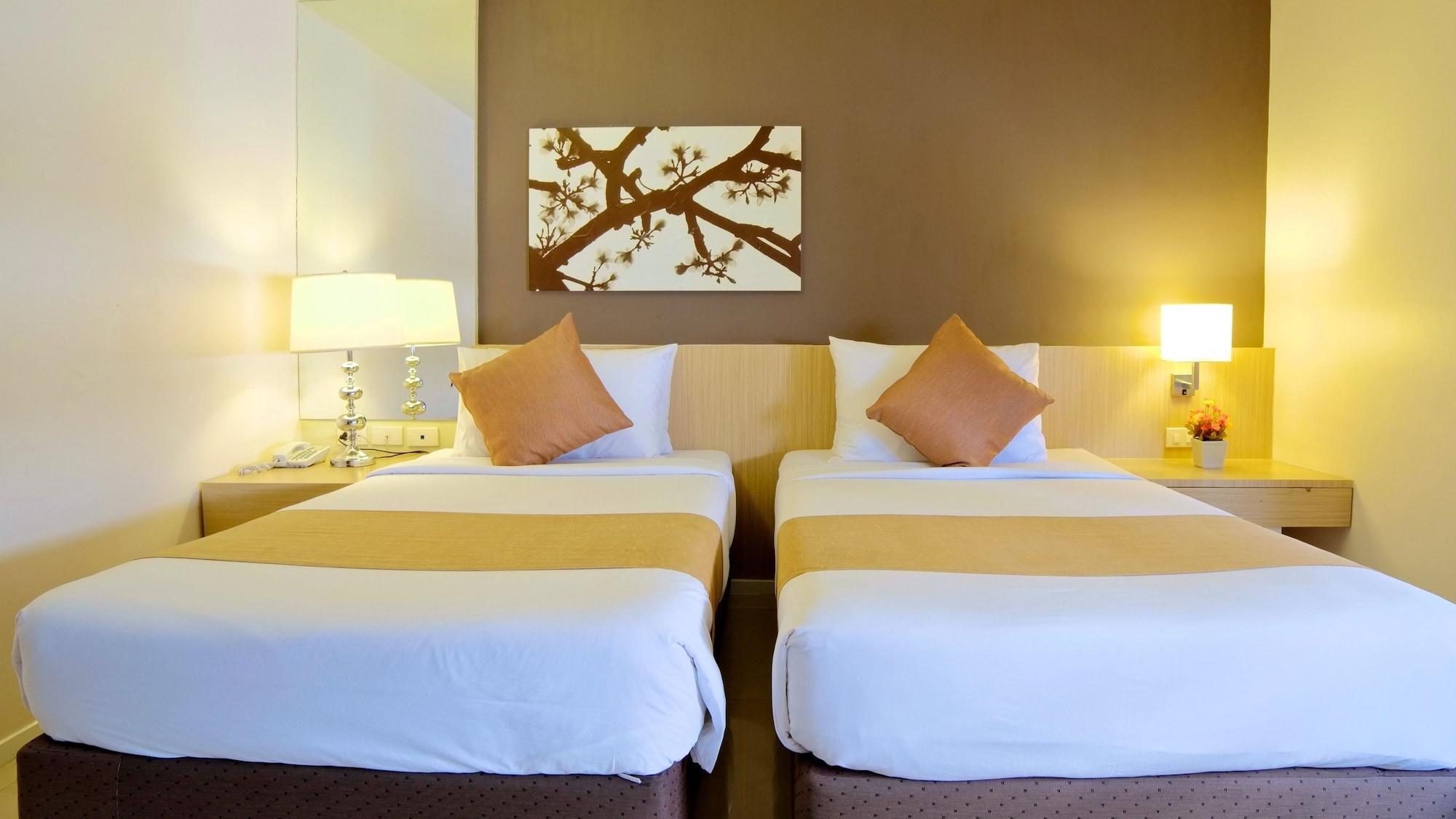 Grand Alpine Hotel Банкок Екстериор снимка