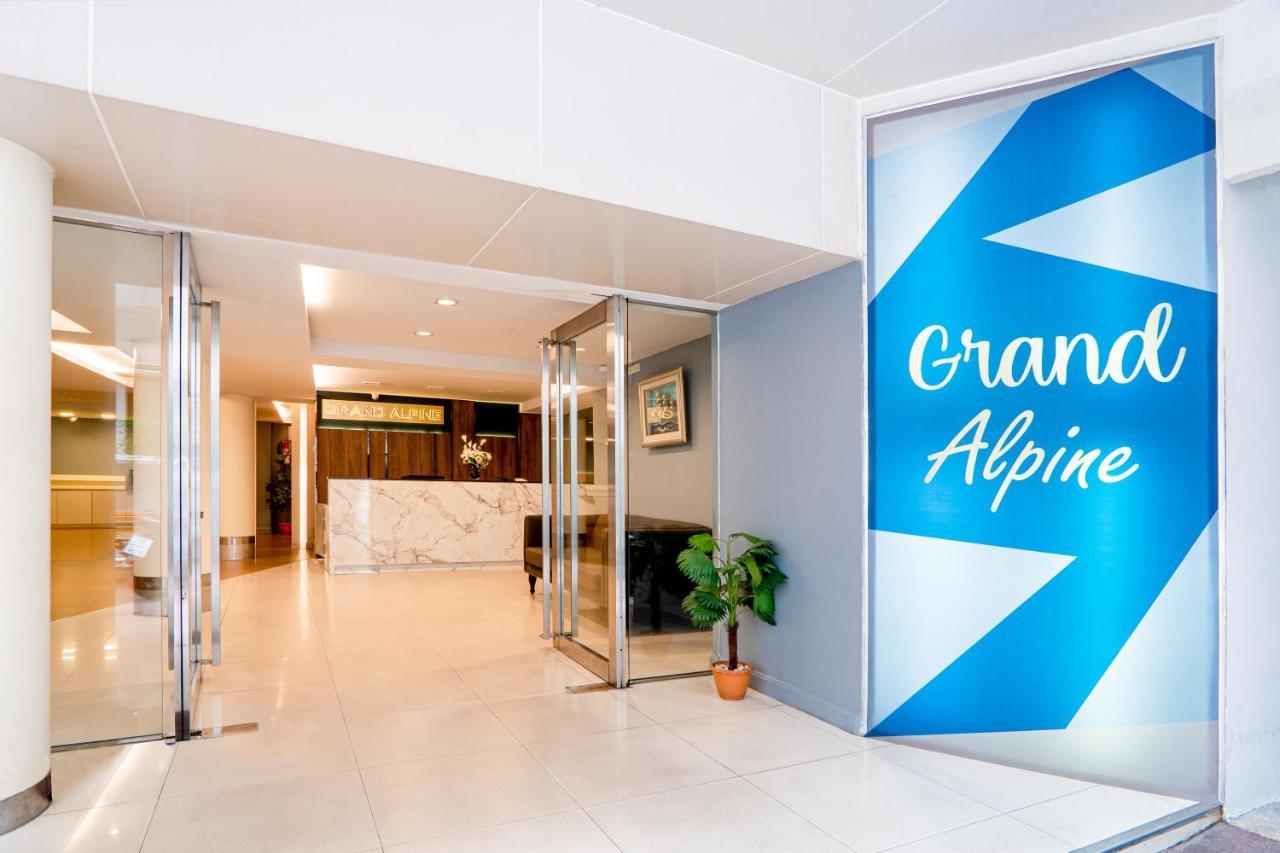 Grand Alpine Hotel Банкок Екстериор снимка