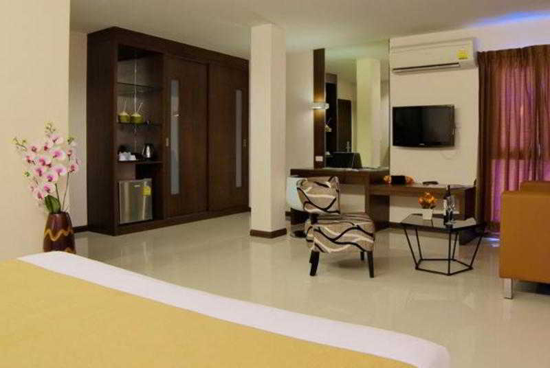 Grand Alpine Hotel Банкок Екстериор снимка