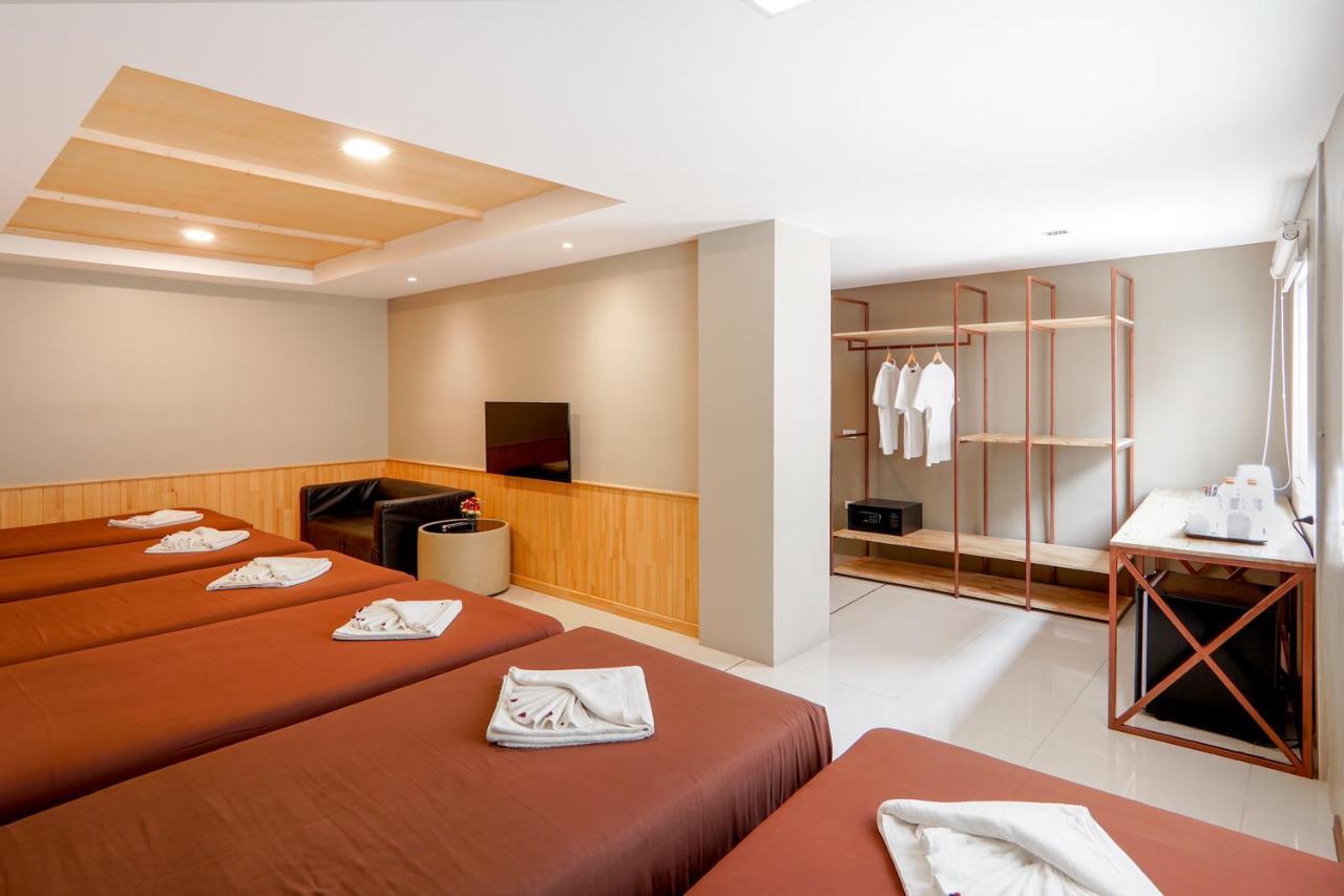 Grand Alpine Hotel Банкок Екстериор снимка