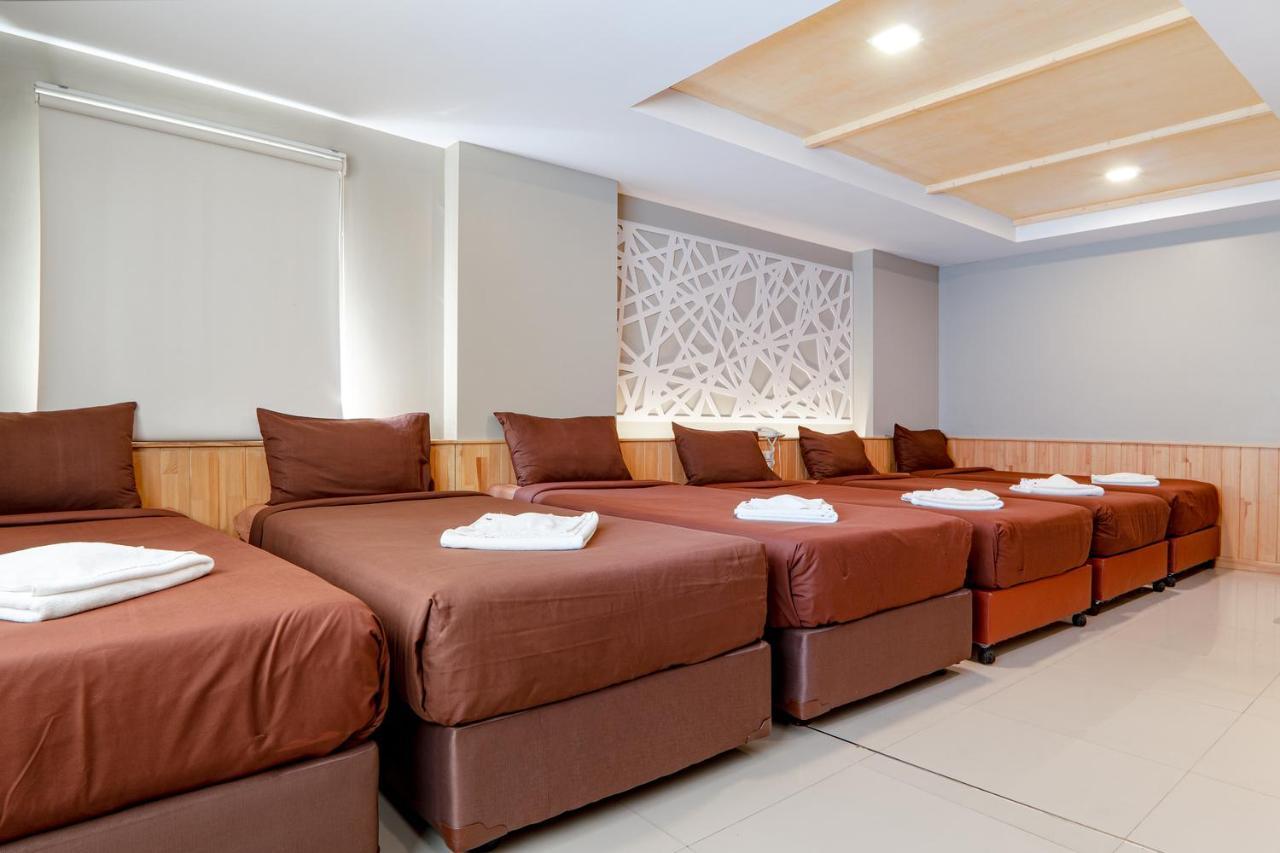 Grand Alpine Hotel Банкок Екстериор снимка