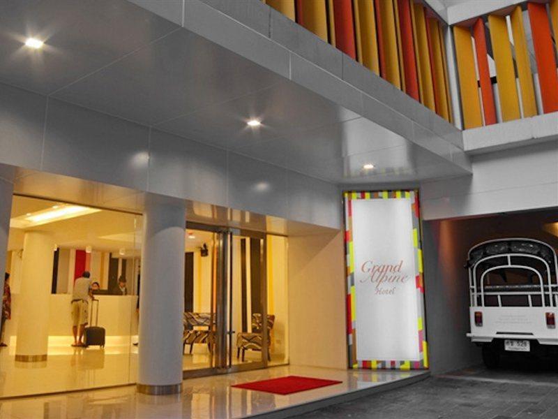 Grand Alpine Hotel Банкок Екстериор снимка